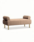Bank van stof in beige met metalen poten en afgeronde armleuningen 150 x 60 x 70cm